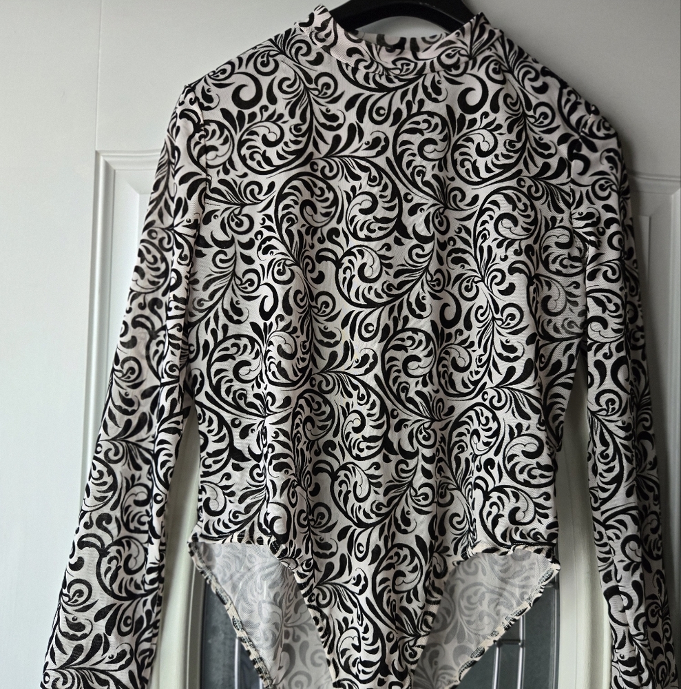 Black and White Paisely Pattern Mock Neck Long Sleeve Bodysuit -1X‎